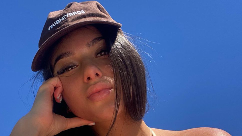 Тенис гадже приковава погледите по бански