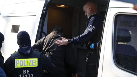 Над 200 арестувани след сбиване между ултраси преди дерби от Бундеслигата