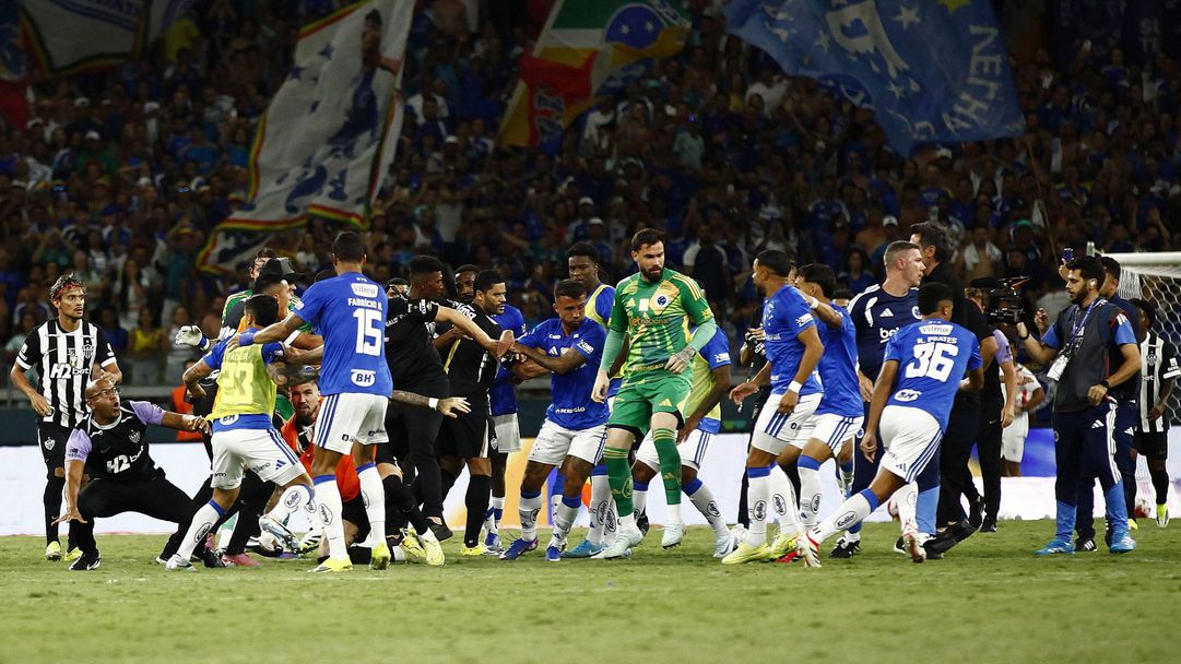 В името на рекорда: зверско меле между Крузейро и Атлетико Минейро доведе до 23 червени картона