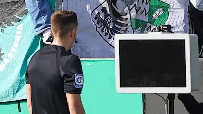 Куриоз във Втора Бундеслига: Фенове саботираха ВАР, но и това не помогна на любимците им