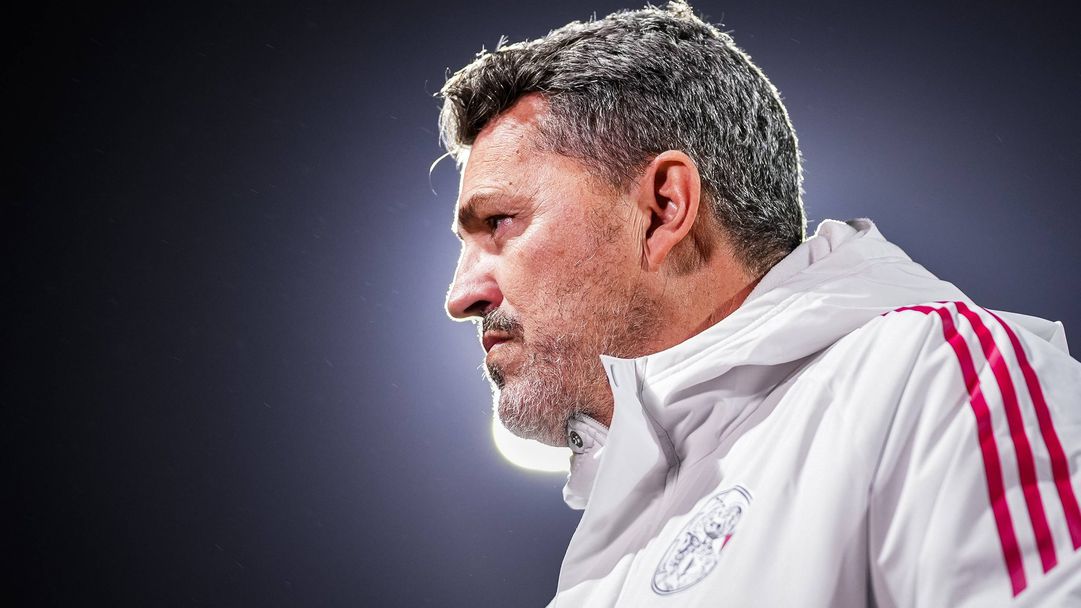 Аякс с трети треньор за сезона, назначи бивш съотборник на Стоичков в Барселона