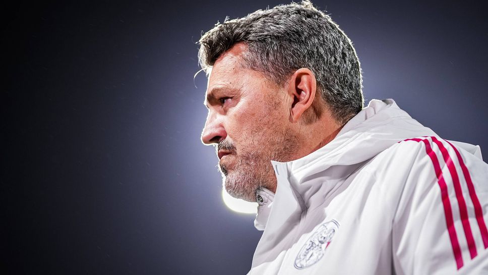 Аякс с трети треньор за сезона, назначи бивш съотборник на Стоичков в Барселона