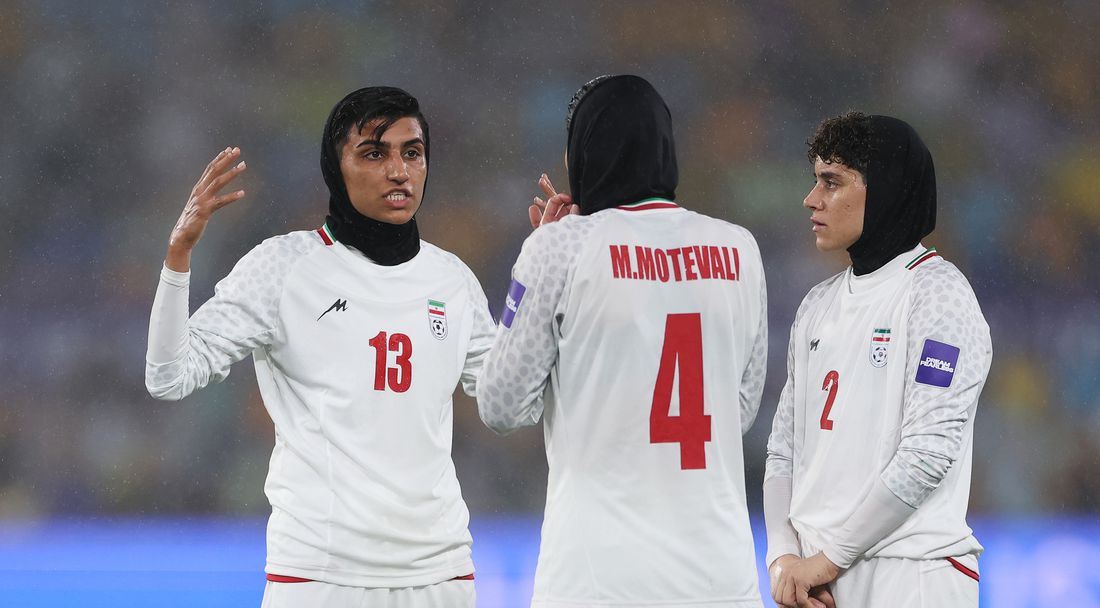 Няма връзка с иранските футболистки, които не пяха химна