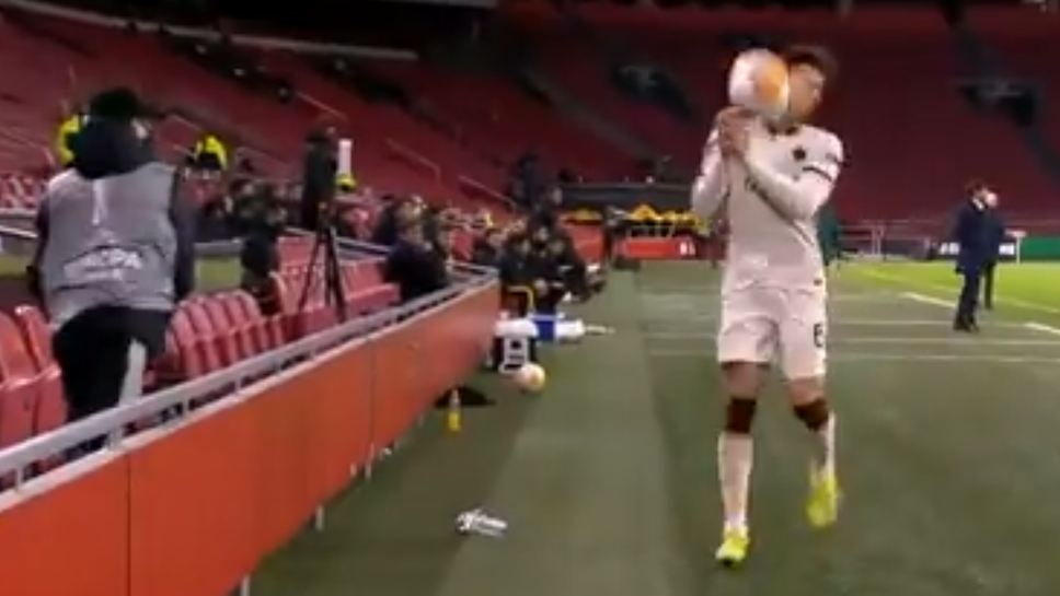 Играч на Рома получи удар с топка и бе "възнаграден" с жълт картон (видео)