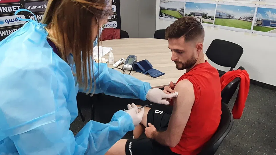 Мобилен екип ваксинира футболистите на Локомотив (Пд)