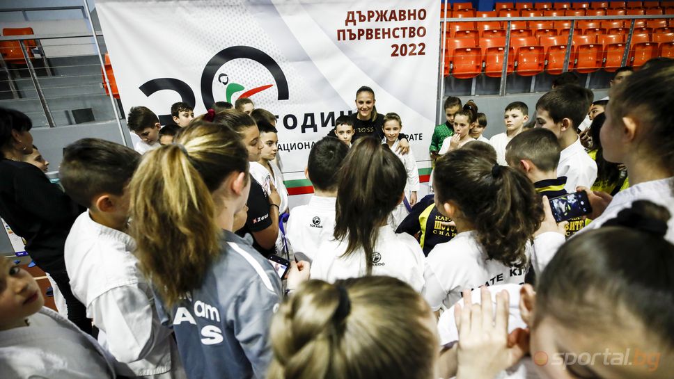 Ивет Горанова награждава каратеки