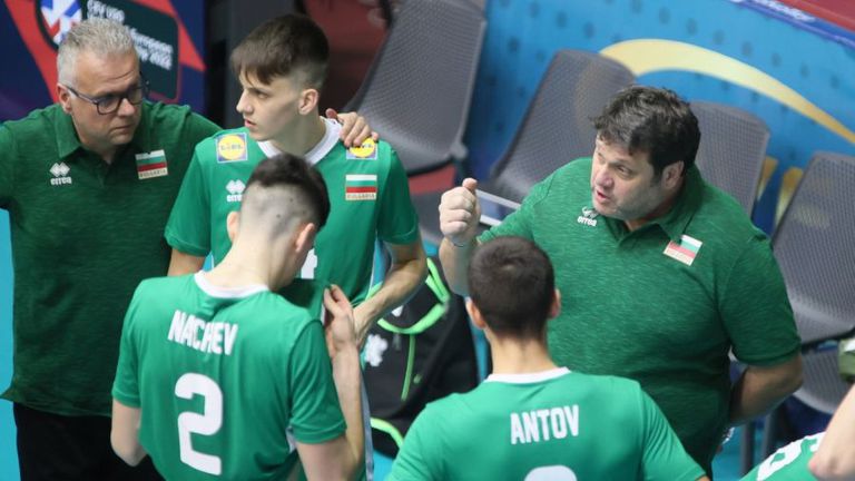Волейболистите от националния отбор на България до 20 година водени