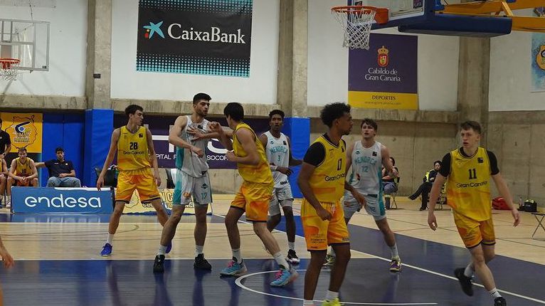 Отборът на Менорка където играе българският национал Емил Стоилов победи