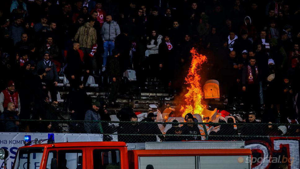 Червената агитка запали огън в сектор "В", фенове трошат седалки