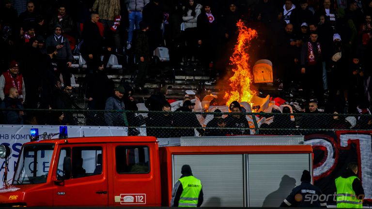 Фенове на ЦСКА София запалиха огън в сектора за