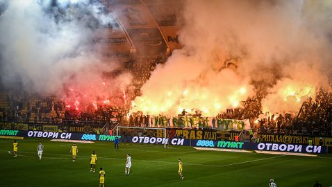 Фенове на Ботев и Локо се млатиха пред "Колежа"