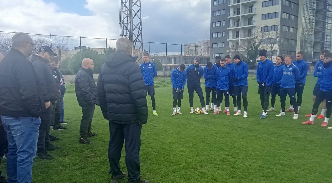 Агитката на "соколите" насърчи играчите