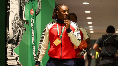 Една от звездите на Арсенал поднови изненадващо тренировки