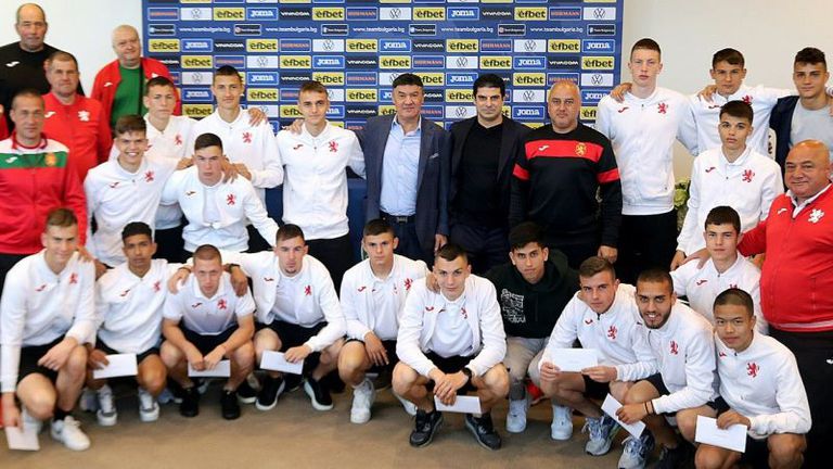 Борислав Михайлов награди и пожела успех на България U17 на финалите на Евро 2022
