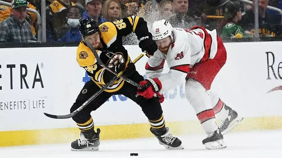 Брад Маршан с важен принос за успеха на Бостън над Каролина в НХЛ