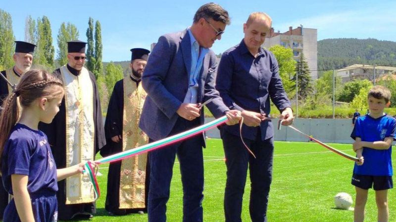 Борислав Михайлов откри нов футболен терен в Кюстендил