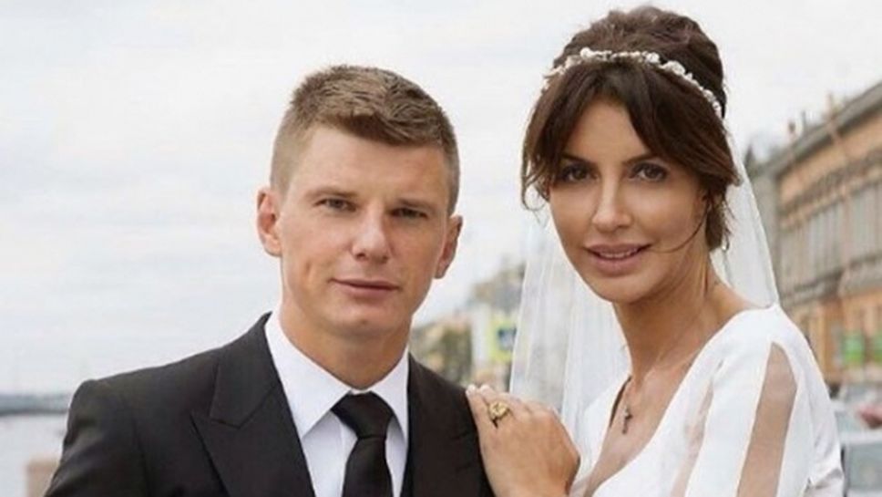 Свалиха от полет съпругата на Аршавин заради скандално поведение