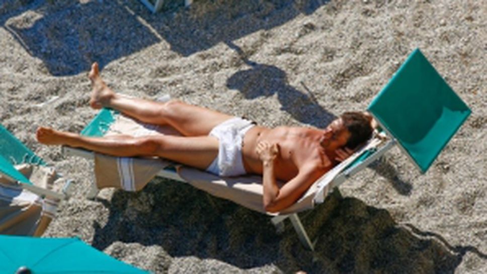 Антонио Конте като Джеймс Бонд на плажа