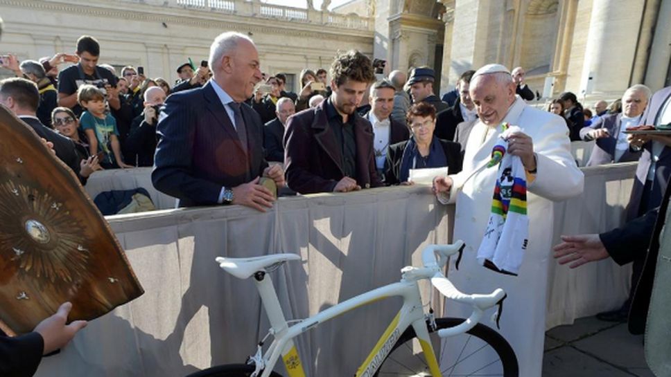 Саган дари папа Франциск с колело