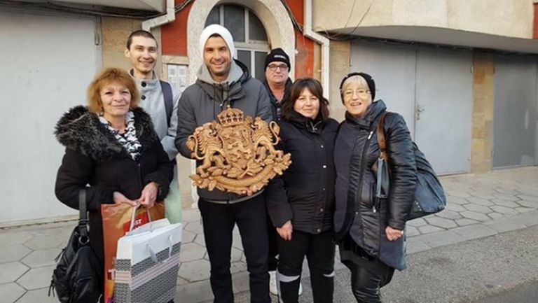 Дървеният герб на Гришо изваян за 2 седмици (снимки)