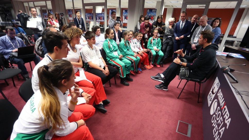 Стан Вавринка с вдъхновяваща среща с български тенис таланти