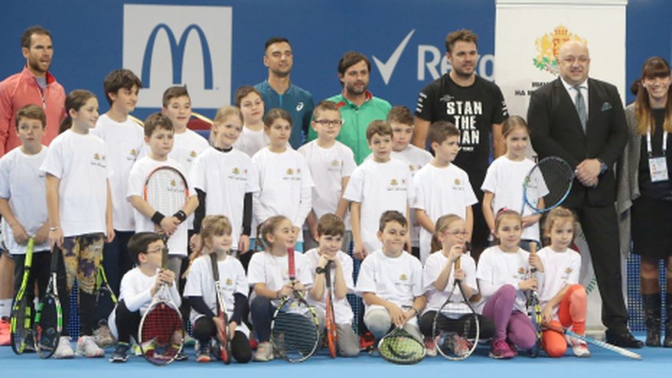 Стан Вавринка и министър Кралев поздравиха деца от програмата "Тенисът - спорт за всички"