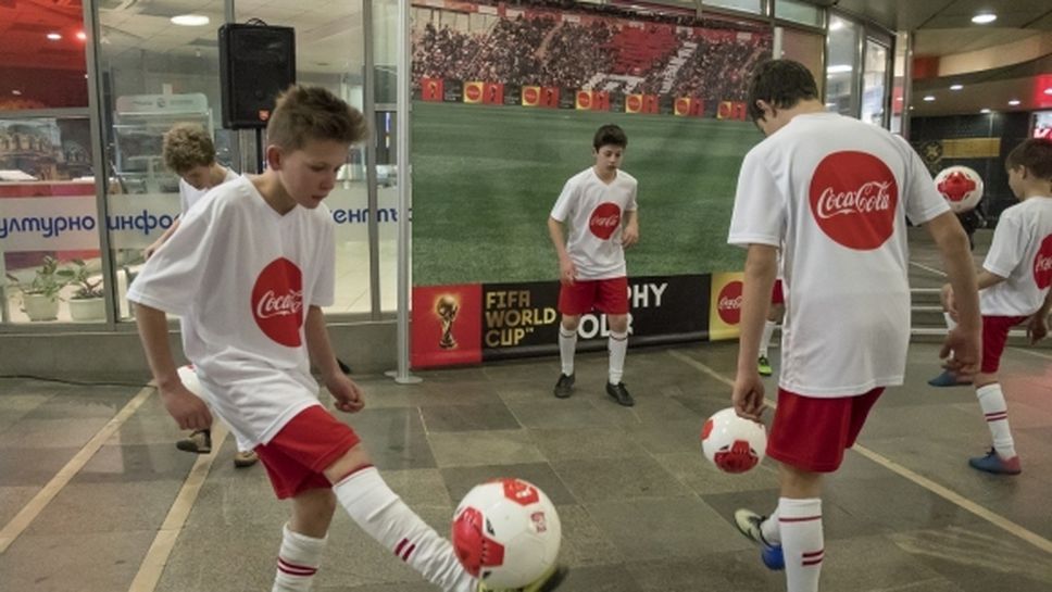Млади футболисти изненадаха приятно софиянци по случай посрещането на световната купа