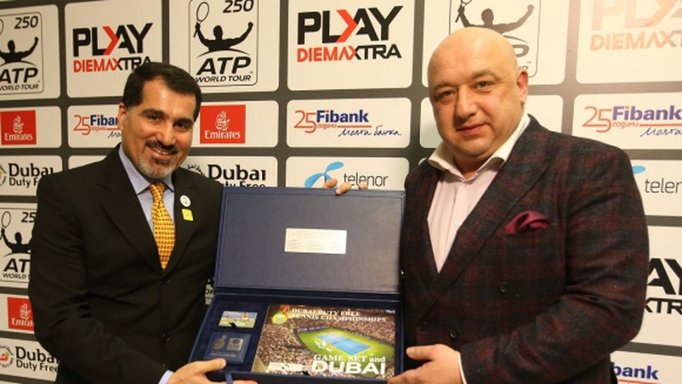 Министър Кралев с почетен подарък от директора на тенис турнира в Дубай