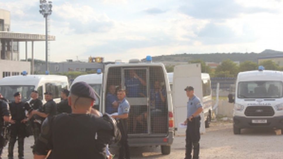 Задържаха фенове на Левски при влизането им на стадиона