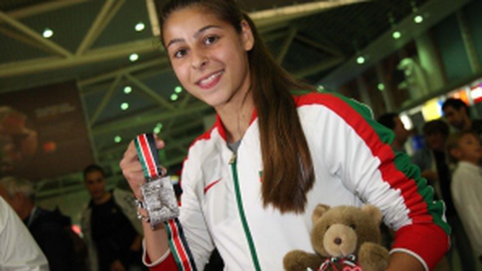 Световната медалистка Александра Начева се прибра в България