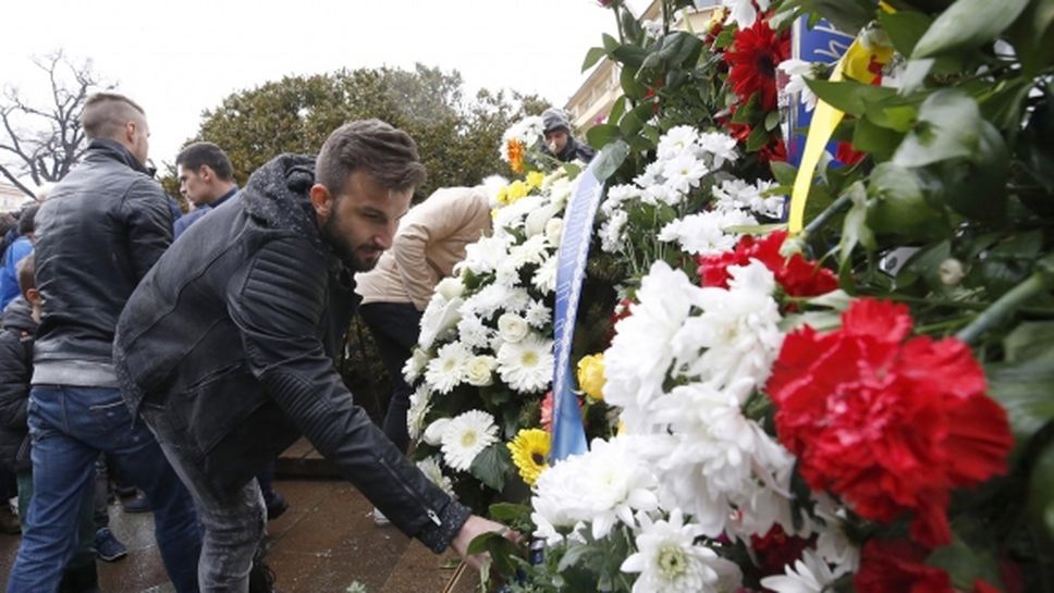 Футболистите на Левски почетоха паметта на Апостола (видео+снимки)