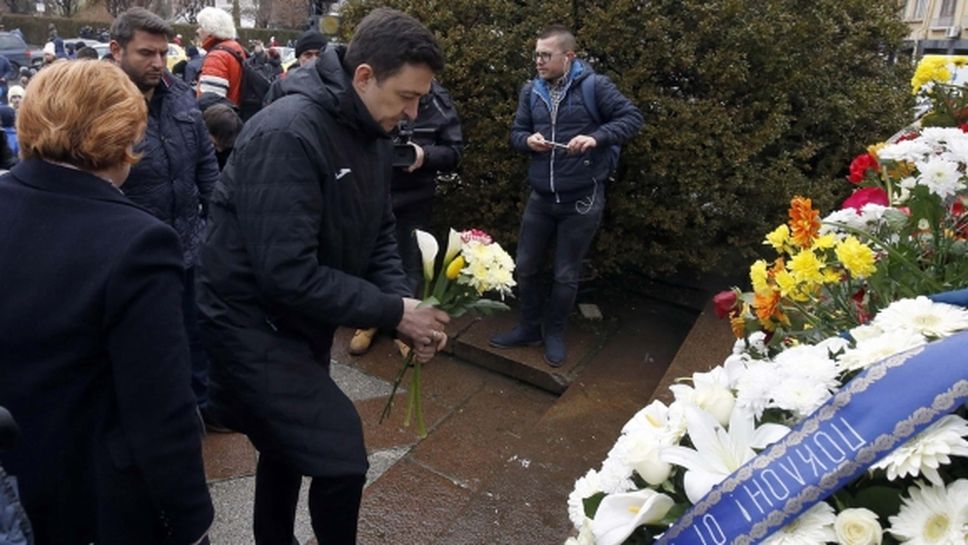 Красимир Иванов също поднесе цветя на паметника на Апостола (видео+снимки)