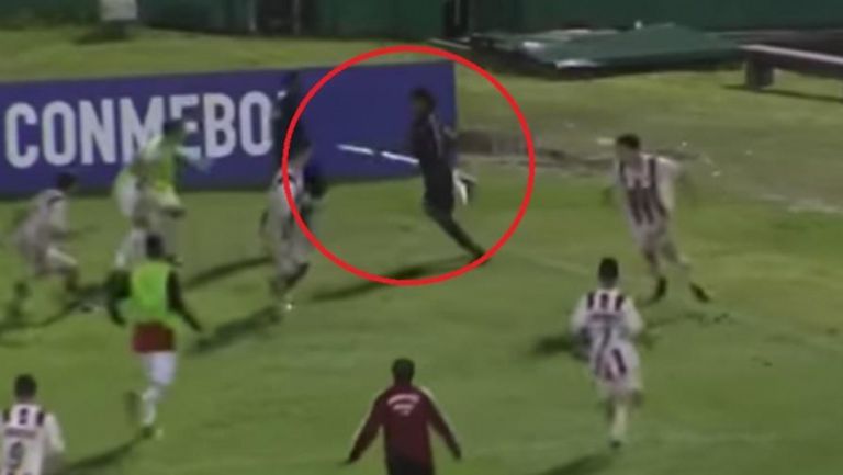 Невероятно! Футболист размаха "копие" по време на мач (видео)