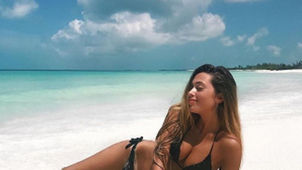 На любимата на Торес не ѝ трябват бански на плажа