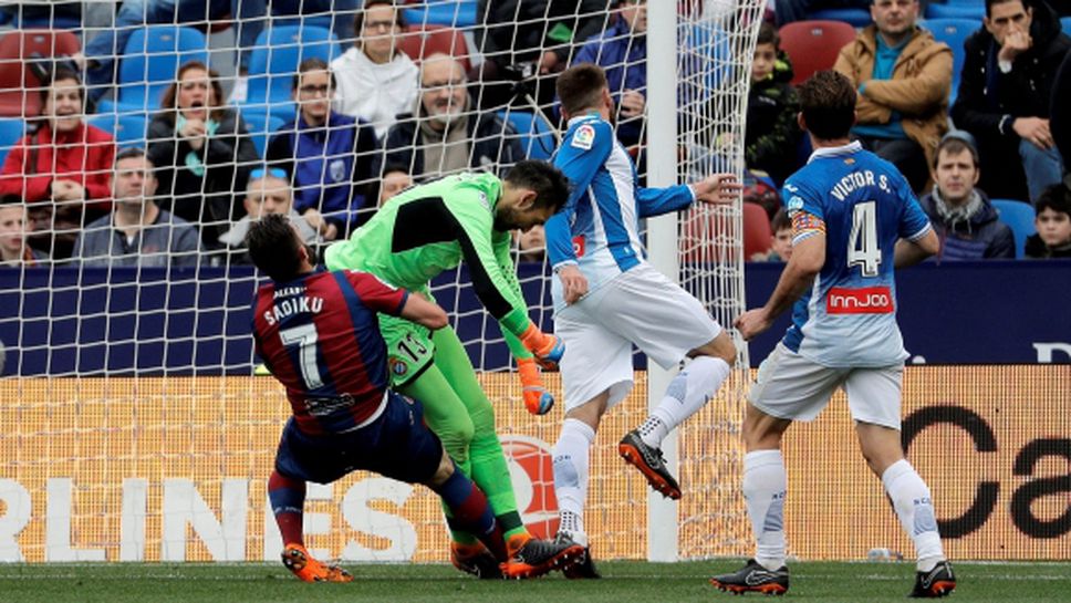 Скандален гол във Валенсия, Диего Лопес беше откаран в болница