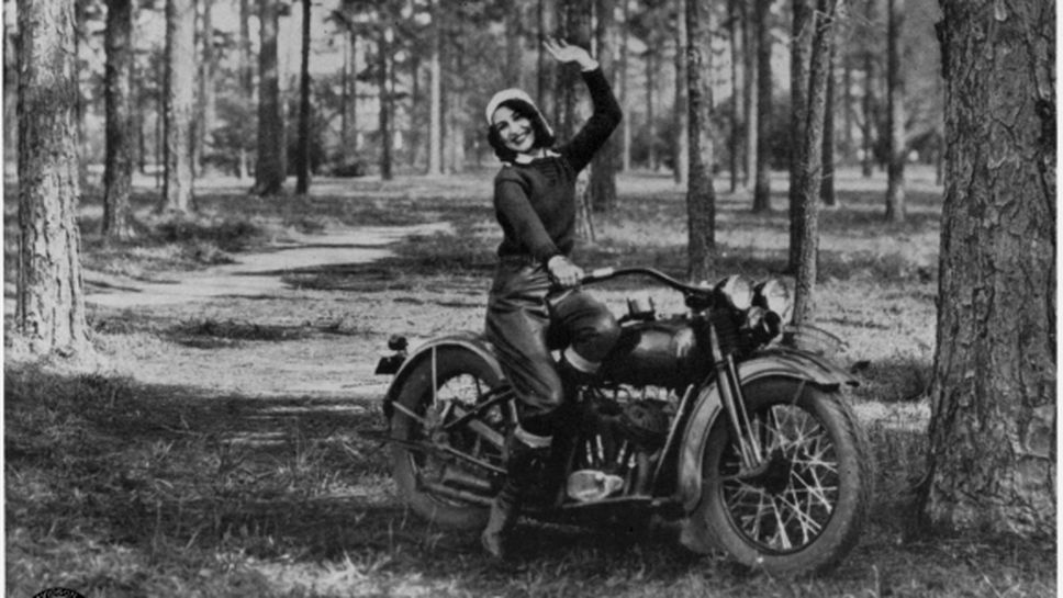 Жената с мотоциклета: Историята на Вивиан Бейлс и нейния Harley-Davidson