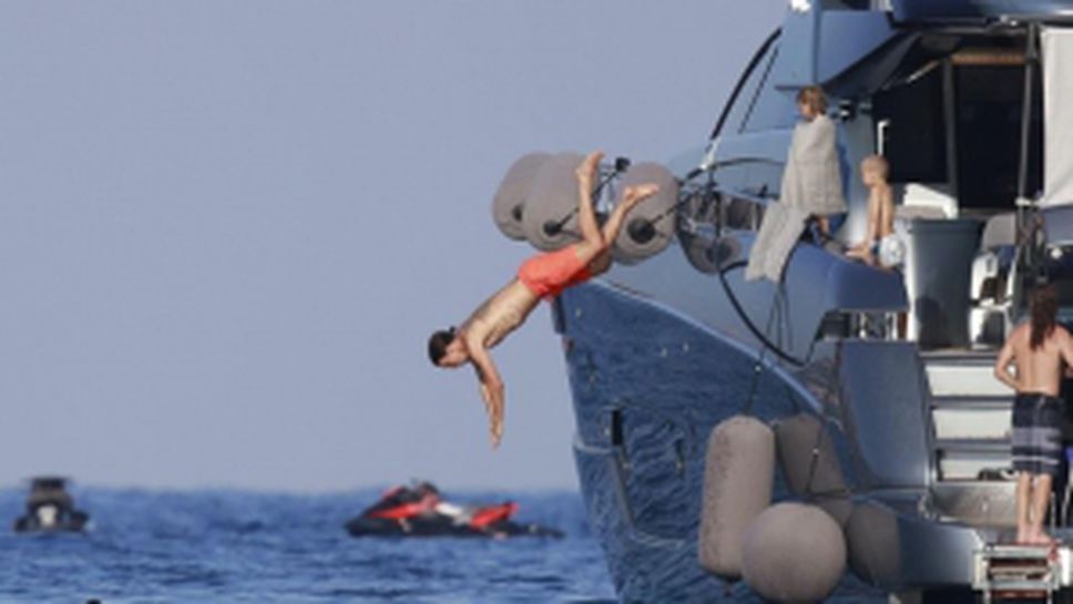 Ибра отмаря със съпругата си и агента си в Южна Франция