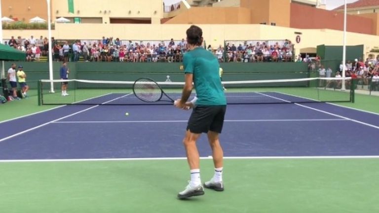 Вижте как Федерер тренира бекхенд с две ръце (видео)