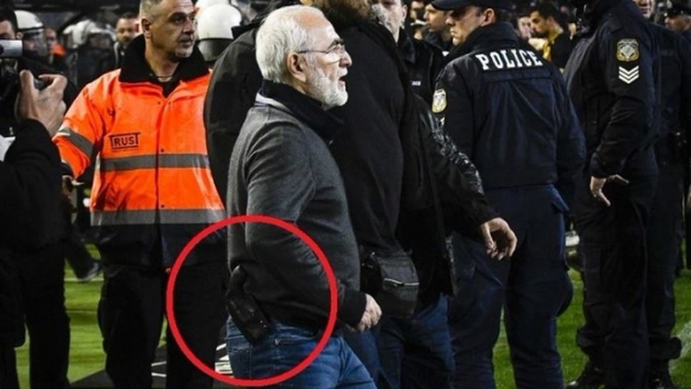Грандиозен скандал в Гърция: Собственикът на ПАОК нахлу на терена с пистолет и извади отбора си