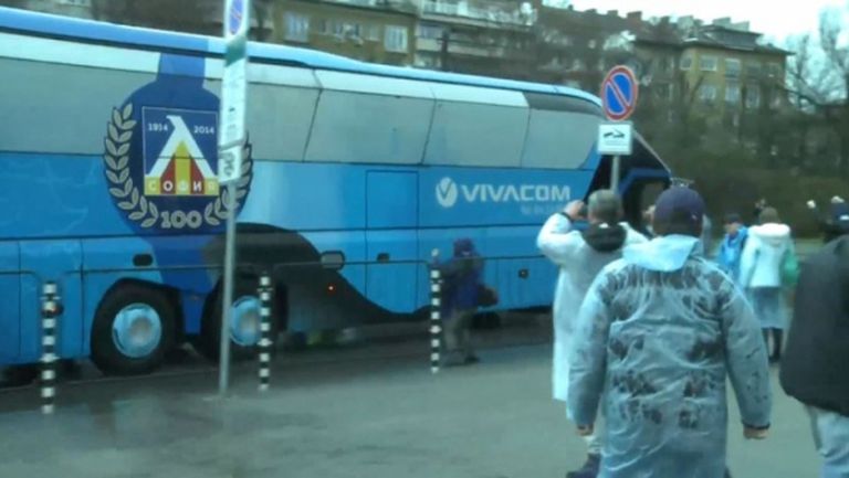 Маскирани с качулки потрошиха автобус с фенове на Левски (снимки)