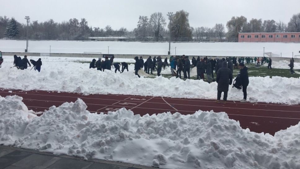 Областният управител и още 50 човека ринат сняг в Разград заради националния тим на България (снимки)