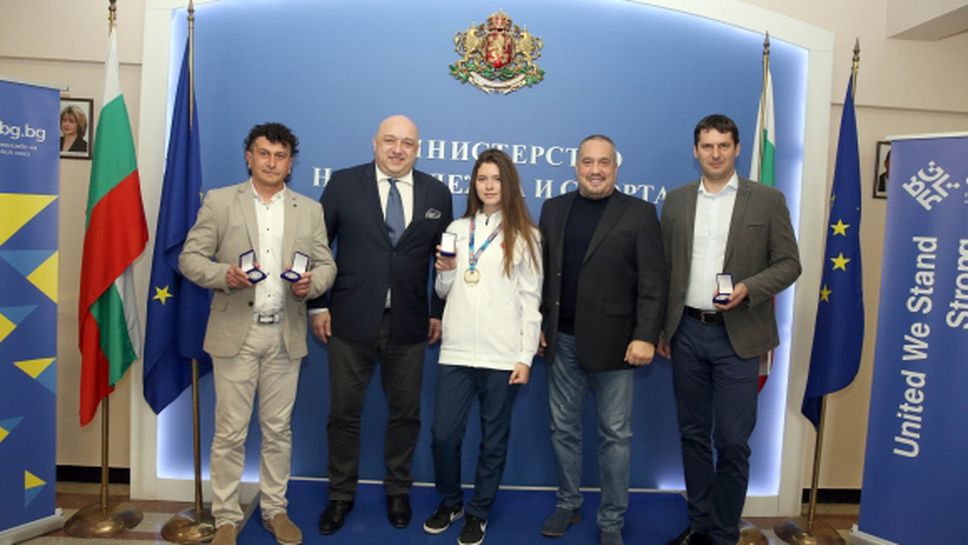 Министър Кралев награди с почетни медали шампионките от Европейското отборно първенство по таекуондо WT