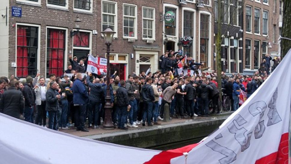 Полицията в Амстердам арестува 25 запалянковци от Англия