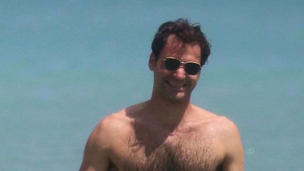Федерер разпуска на плажа преди първия си мач в Маями (снимки)