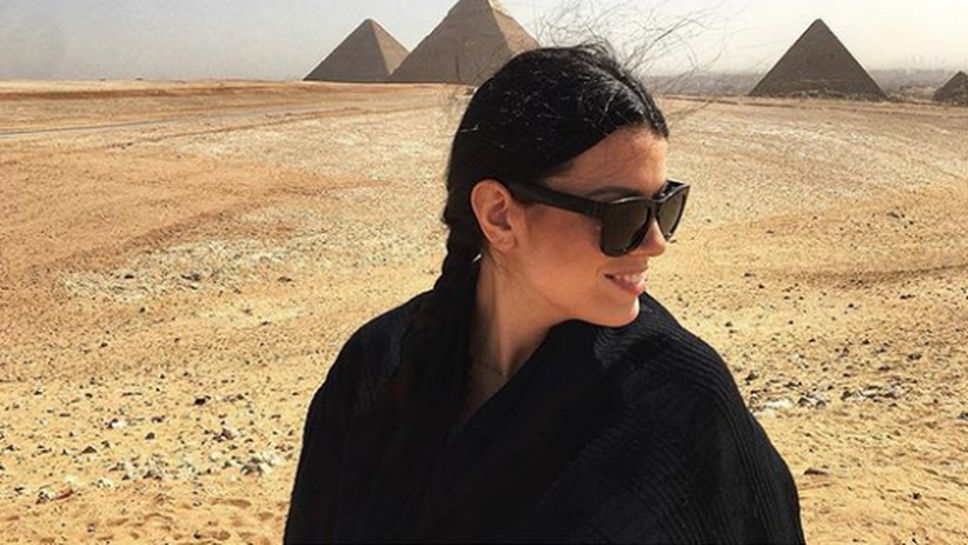 Ралица Паскалева "разходи" бременното си коремче до египетските пирамиди