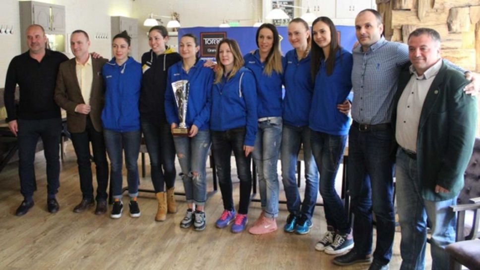 Фенове, медии, спонсори и състезателки на Марица заедно с шампионския трофей