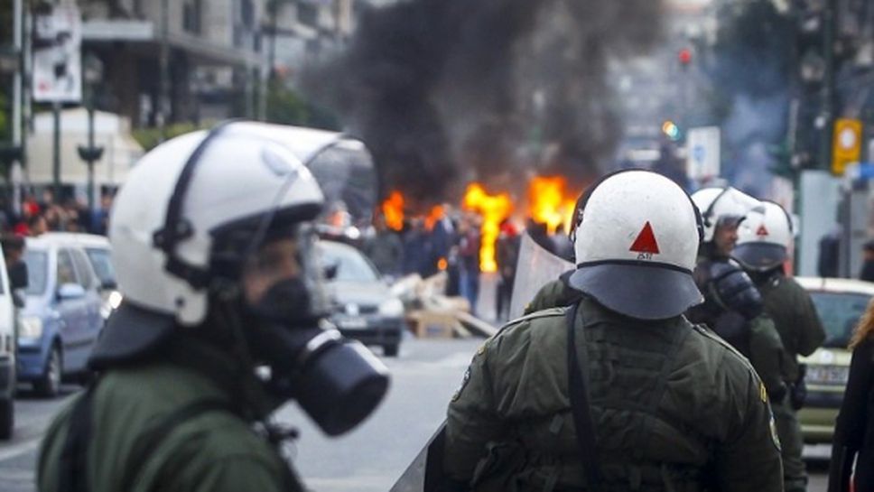 Футболни фенове атакуваха министър в Гърция