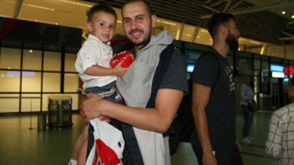 Волейболните национали се прибраха в България