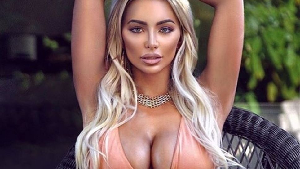 Линдзи слиза от ринга заради 5-килограмовите си гърди (галерия)