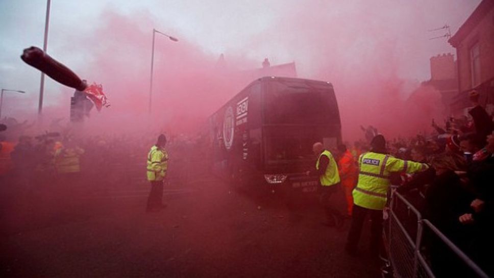 Феновете на Ливърпул замеряха с бутилки клубния автобус на Манчестър Сити